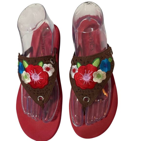 Soluna embroidered flip flops. New without tags womens size XL (9.5 to 10.5) - Picture 1 of 9